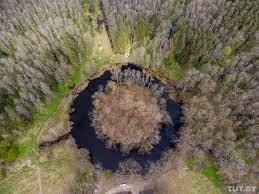 Аэрофото — круглое озеро с островом, система каналов парка Альба